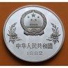 CHINA 25 YUAN 1982 JUGADORES AL REMATE MUNDIAL DE FUTBOL ESPAÑA 82 KM.60 MONEDA DE PLATA PROOF Imperfecciones