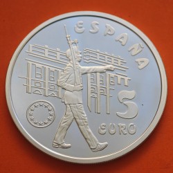. 1 ONZA + CÁPSULA x ESPAÑA 5 EUROS 1998 HOMENAJE AL EJERCITO GUARDIA REAL MONEDA DE PLATA PROOF NO ESTUCHE FNMT