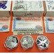 . 3 MONEDAS + ESTUCHES x España 1500 PESETAS 1999 + 1500 PESETAS 2000 MILENIO + IMPRENTA + PALOMA PLATA CERTIFICADO FNMT