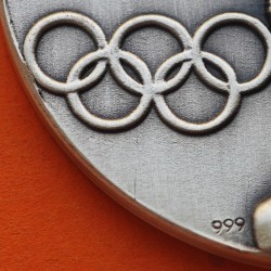 ** 1,09 ONZAS de PLATA PURA 999 ** MEDALLA OLIMPIADA de HELSINKI 1952 ATLETAS GRIEGOS y PISTA OLÍMPICA 40 mm