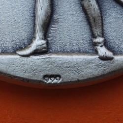 ** 1,10 ONZAS de PLATA PURA 999 ** MEDALLA OLIMPIADA de LOS ANGELES 1932 ATLETA CON BANDERA y DAMAS 40 mm